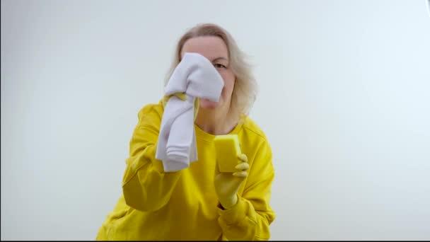 房间清洁时 戴手套的好女人在玻璃上涂上清洁剂喷雾 并用微纤维布擦拭 看着相机 高质量的4K镜头 — 图库视频影像
