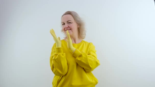 블라우스를 머리의 임산부가 손으로 배경에 미소를 문자나 제품의 슬로우 동영상 — 비디오