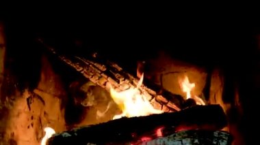 Şöminede ateş yanıyor, kömür pişirmek için hazırlanıyor et kebabı Wood ocakta yanıyor. Yüksek kalite 4k görüntü