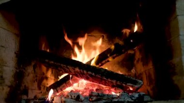 Şöminede ateş yanıyor, kömür pişirmek için hazırlanıyor et kebabı Wood ocakta yanıyor. Yüksek kalite 4k görüntü