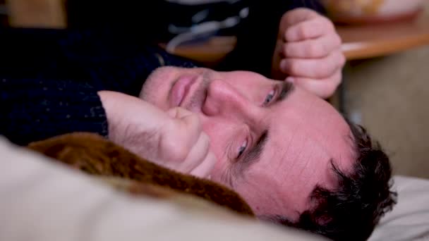 Aşırı Yüklenmiş Günlük Gömlekli Genç Adam Işten Sonra Kanepeye Yığılmış — Stok video