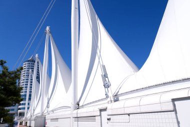 Kanada, yelkenli, turizm merkezi şeklindeki kocaman bir binadır ve Vancouver Kongre Merkezi 'nin doğu kısmında sergi salonları bulunmaktadır..