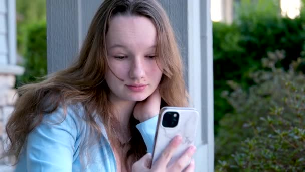 Nastolatka Siedzi Ganku Rękach Telefonem Białe Dżinsy Niebieski Plecak Bluzka — Wideo stockowe
