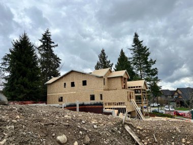 Vancouver Kanada yakınlarındaki Surrey şehrinde yeni güzel bir ev. Özel sektör bulutları. Görselleştirme dergisi bu tür konak sokak ağaçlarının Kanada 2023 yazlık iki katlı bir kulübe inşa edilmesini arzuluyor.