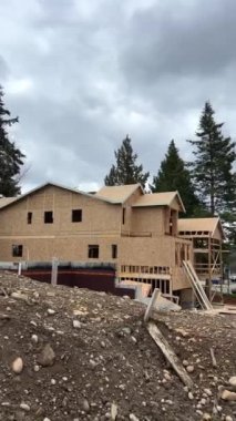 Vancouver Kanada yakınlarındaki Surrey şehrinde yeni güzel bir ev. Özel sektör bulutları. Görselleştirme dergisi bu tür konak sokak ağaçlarının Kanada 2023 yazlık iki katlı bir kulübe inşa edilmesini arzuluyor.