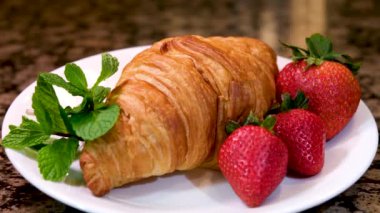 Taze kruvasan, portakal suyu ve kahve ile Avrupa kahvaltısı, seçici odaklanma. Yüksek kalite fotoğraf