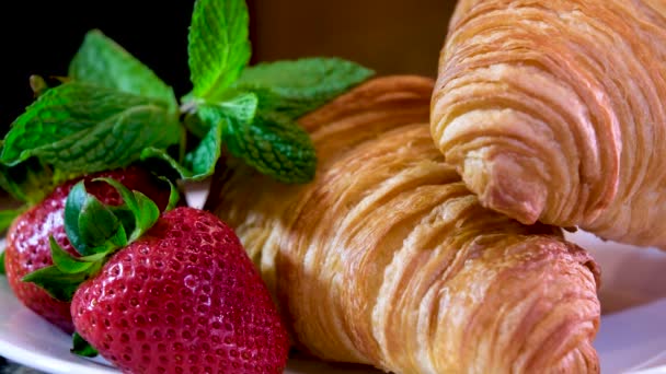 Croissant Gefüllt Mit Quark Erdbeeren Und Erdbeermarmelade Auf Einem Holzbrett — Stockvideo