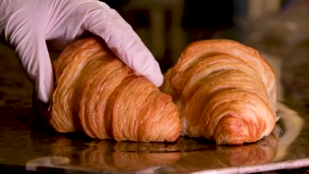 Croissant Francese Appena Dorso Lucido Sotto Raggi Del Sole Del — Video Stock