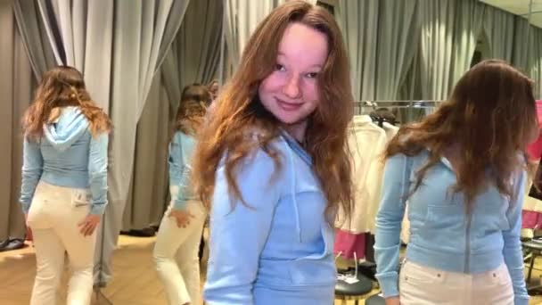 Jovem Adolescente Camarim Dança Regozija Olhando Para Mesma Espelho Vestindo — Vídeo de Stock
