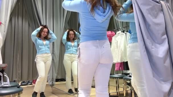 Jovem Adolescente Camarim Dança Regozija Olhando Para Mesma Espelho Vestindo — Vídeo de Stock
