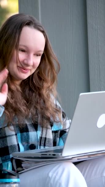 女孩通过笔记本电脑和家庭教师一起通过耳机在网上学习 而Portrai则与一位朋友讨论学习事宜 在家网上学习的概念 高质量的 — 图库视频影像