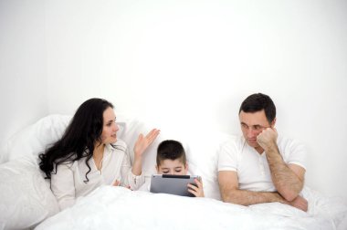 Negatif duygular, sorunlar, kavga ve boşanma aile içi skandallar. Alıngan genç eş ve koca, oturma odasında sessiz sedasız birbirlerini görmezden geldiler.