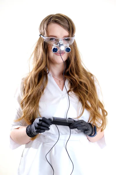 Verdadero Odontólogo Sostiene Las Gafas Médicas Con Lentes Binoculares Clínica — Foto de Stock