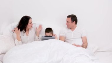 Negatif duygular, sorunlar, kavga ve boşanma aile içi skandallar. Alıngan genç eş ve koca, oturma odasında sessiz sedasız birbirlerini görmezden geldiler.