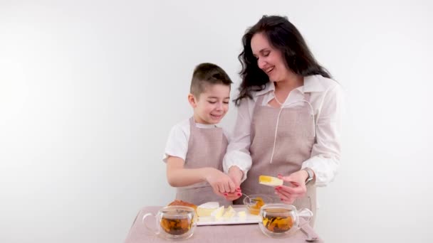 Mamá Pequeño Hijo Extendió Queso Miel Desayuno Comida Saludable Sobre — Vídeos de Stock