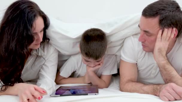 Papa Mère Fils Sous Couverture Avec Tablette Numérique Enfant Rêve — Video