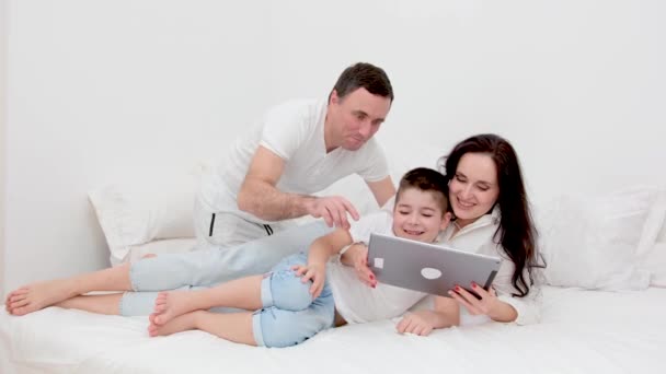 Счастливая Семья Цифровые Технологии Родители Семьи Сын Лежат Кровати Используя — стоковое видео