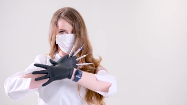歯医者は黒い手袋をはめた手の歯科器具を手に持っている 歯医者さん 高品質 — ストック動画