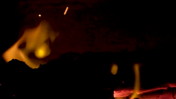 慢镜头 火和火坑 燃烧的气体或汽油 与火和火焰一起燃烧 火光和燃烧的火花 黑色的火焰图案 复制的空间 — 图库视频影像