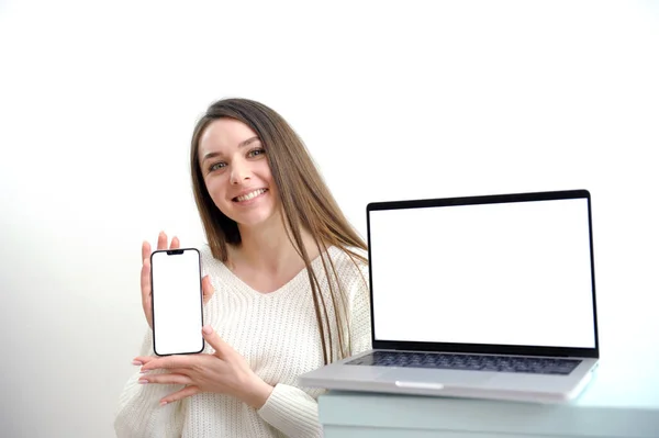 Mujer Negocios Con Auriculares Blancos Haciendo Videollamadas Trabajo Foto Alta —  Fotos de Stock