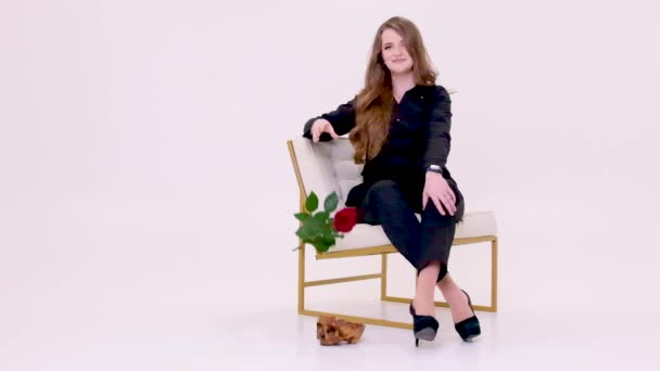 Studioporträt Einer Sinnlich Schönen Frau Mit Rose Mädchen Wirft Tropfen — Stockvideo