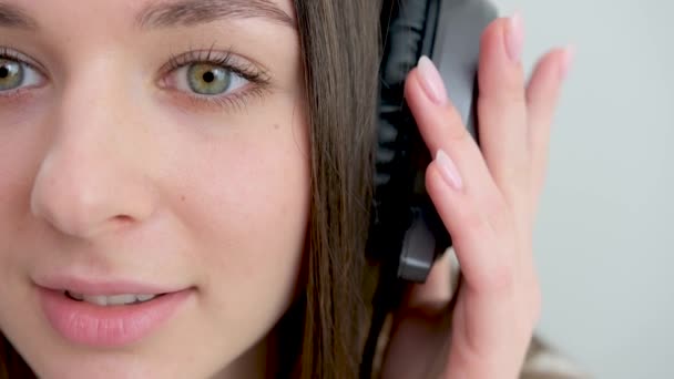 Donna Che Ascolta Musica Con Grandi Cuffie Blu Navy Ear — Video Stock