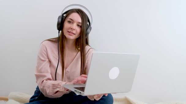 Επιχειρηματίας Φορώντας Άσπρα Ακουστικά Κάνει Βιντεοκλήση Στη Δουλειά Υψηλής Ποιότητας — Αρχείο Βίντεο
