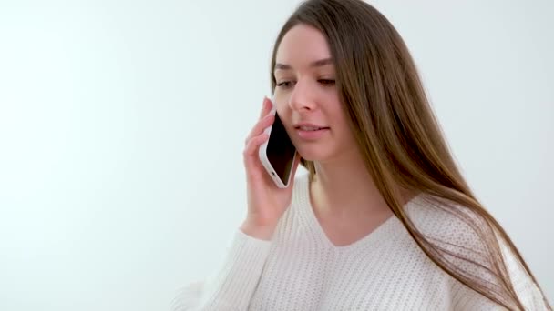 Leende Tusenårig Kvinna Som Pratar Telefon Hemma Lycklig Ung Flicka — Stockvideo