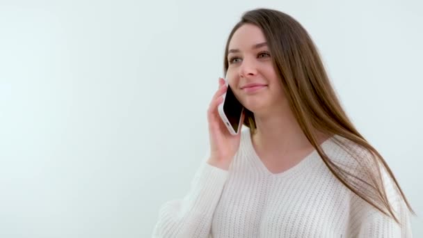 Souriant Femme Mille Ans Parlant Téléphone Maison Heureuse Jeune Fille — Video