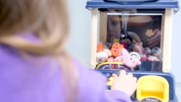 Kaukasische Mädchen Spielen Spielzeugkran Automaten Krallen Spiel Oder Kabinett Das — Stockvideo