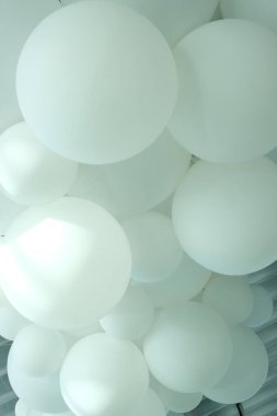  Beyaz balonlar, beyaz şişme toplar, plastik top, beyaz ve gri dairelerin arka planı, tek renkli balonların şenlikli arka planı, Yüksek kalite fotoğraf