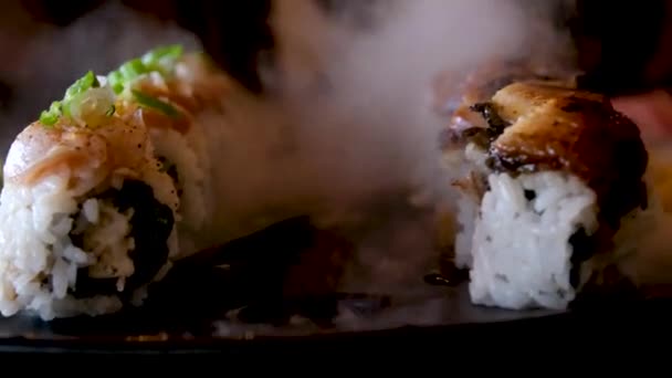 Großaufnahme Einer Frauenhand Die Take Sushi Essstäbchen Und Ein Set — Stockvideo