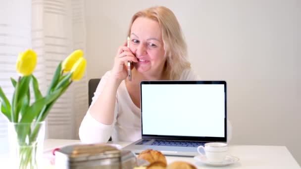 Kobieta Śmieje Się Głośno Zaskoczony Trzyma Telefon Pobliżu Ucha Laptop — Wideo stockowe