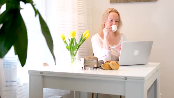 Mulher Trabalhando Bebendo Café Mesa Branca Com Tulipas Amarelas Delicioso — Vídeo de Stock