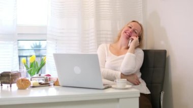 Telefonda gülümseyen bir kadın telefon konuşmasını bitirdi. Evdeki bilgisayarın bilgisayarına baktı. İnternetteki sosyal ağlar dinleniyor ve dinleniyor.