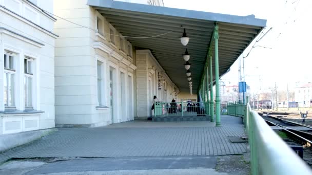 Estação Ferroviária Przemysl Glowny Stacja Vida Cidade Pessoas Carros Malas — Vídeo de Stock