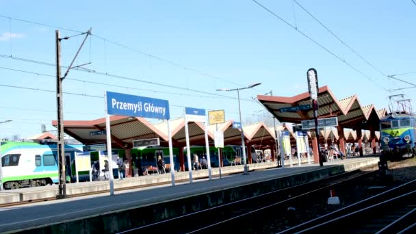 Gara Przemysl Glowny Stacja Viață Oraș Oameni Mașini Valize Viața — Videoclip de stoc