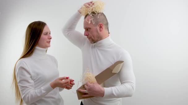 Homem Coloca Papel Embrulho Sua Cabeça Também Para Sua Namorada — Vídeo de Stock