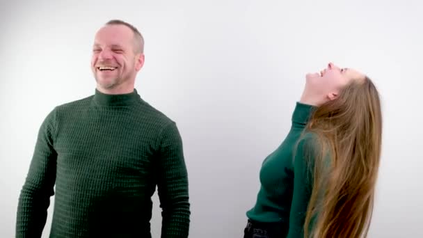 Voller Länge Energiegeladene Junge Eheleute Tanzen Lieblingsmusik Barfuß Wohnzimmer Glückliche — Stockvideo