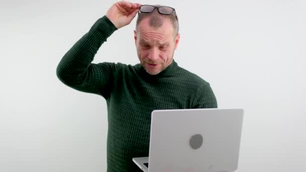 Ενήλικος Άνθρωπος Παίρνει Γυαλιά Του Ευχαρίστηση Χέρια Σημεία Στον Υπολογιστή — Αρχείο Βίντεο