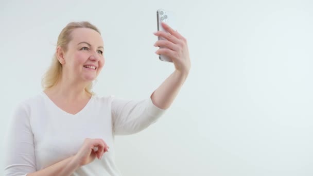 Rubia Adulta Está Escribiendo Texto Teléfono Después Que Hace Selfie — Vídeo de stock