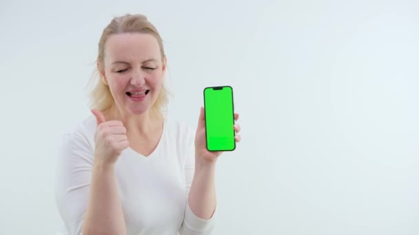 Felnőtt Zöld Képernyős Mobiltelefon Chromakey Hely Szöveges Nevetés Tánc Ujjait — Stock videók