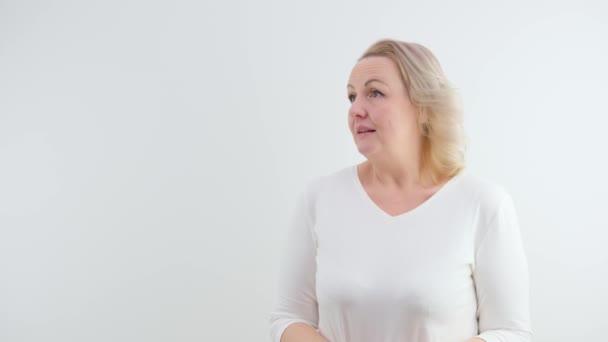 Μεσήλικη Γυναίκα Σκέψη Χειρονομία Στέκεται Πάνω Από Λευκό Φόντο Υψηλής — Αρχείο Βίντεο