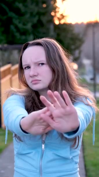 Vrouw Strekt Hand Naar Voren Met Open Palm Als Stop — Stockvideo