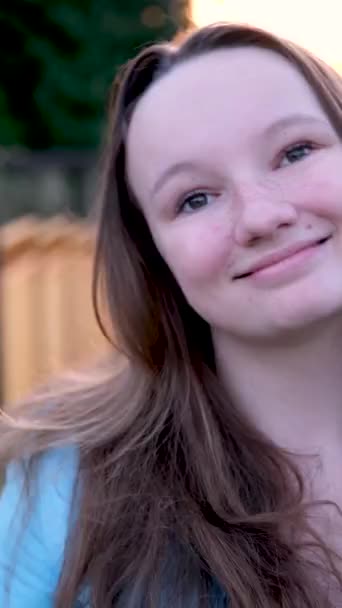Sorriso Forçado Adolescência Headshot Retrato Menina Gengibre Feliz Com Sardas — Vídeo de Stock