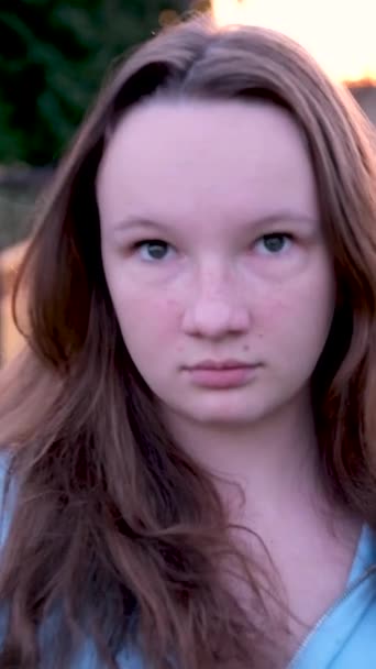 Rozzlobený Dospívající Dívka Blíží Kameru Zaměření Jde Pryč Ona Prostě — Stock video