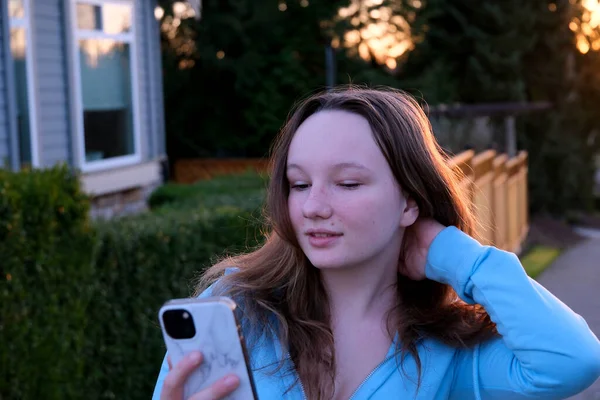 Kobieta City Street Używa Smartfona Zachodzie Słońca Wysokiej Jakości Materiał — Zdjęcie stockowe