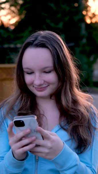 Porträt Einer Glücklichen Hipsterfrau Die Draußen Mit Dem Handy Tippt — Stockvideo