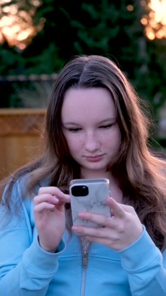 Stadsgatans Kvinna Använder Smarttelefon Vid Solnedgången Högkvalitativ Film — Stockvideo