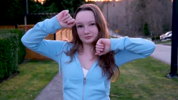 Een Mooie Jonge Bruinharige Vrouw Een Blauw Jasje Zingt Beweegt — Stockvideo